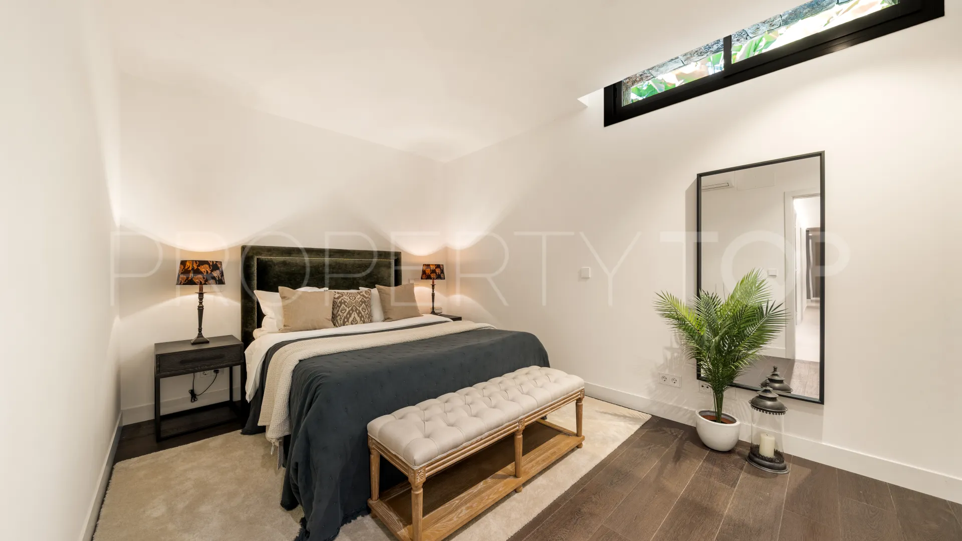 For sale villa with 5 bedrooms in Nueva Andalucia