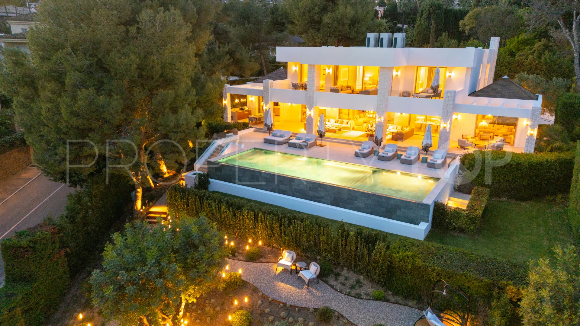 Villa for sale in Altos Reales