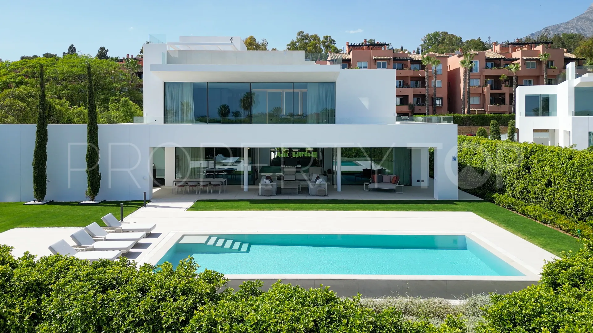 For sale Marbella Golden Mile villa with 5 bedrooms
