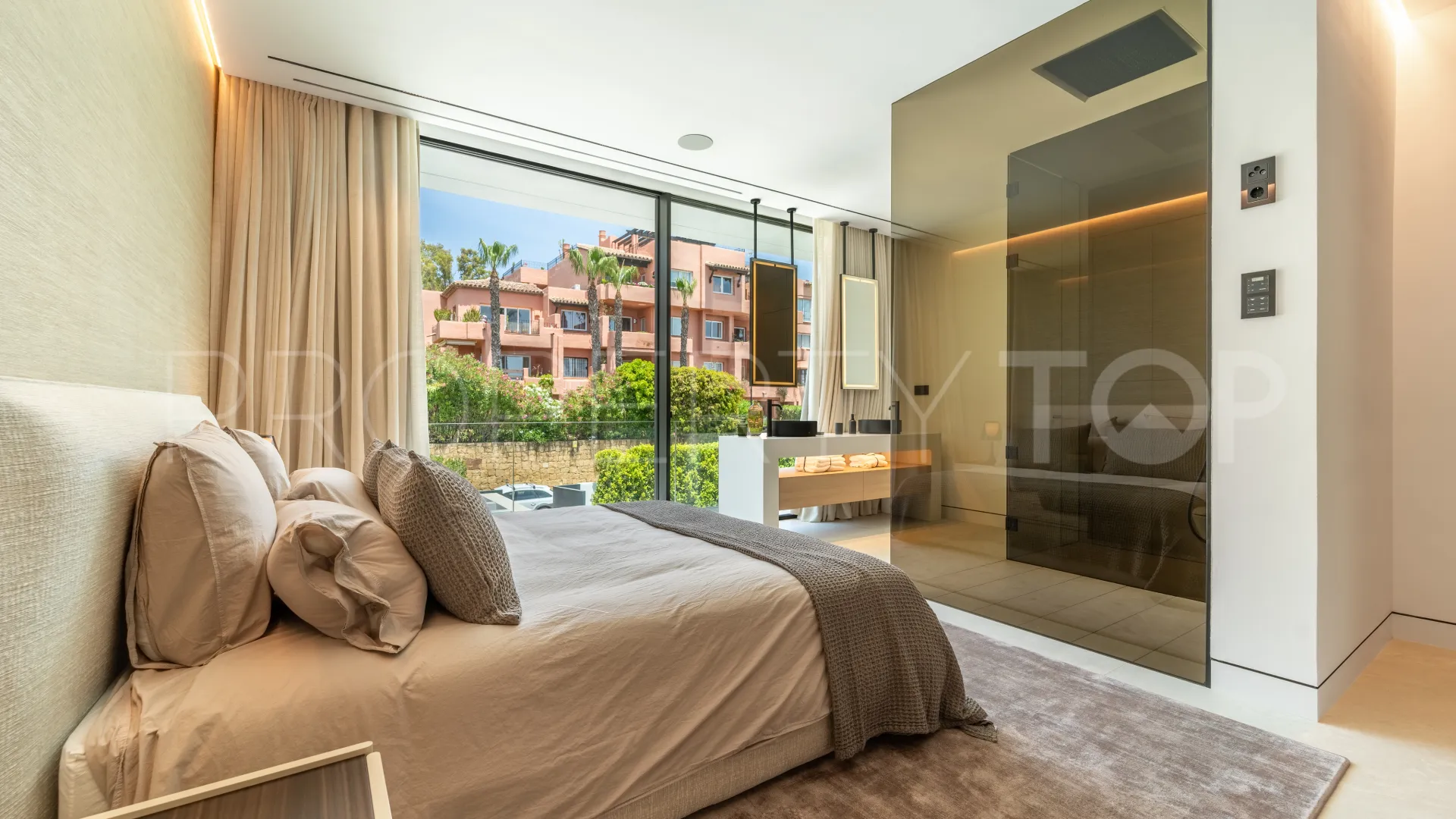 For sale Marbella Golden Mile villa with 5 bedrooms