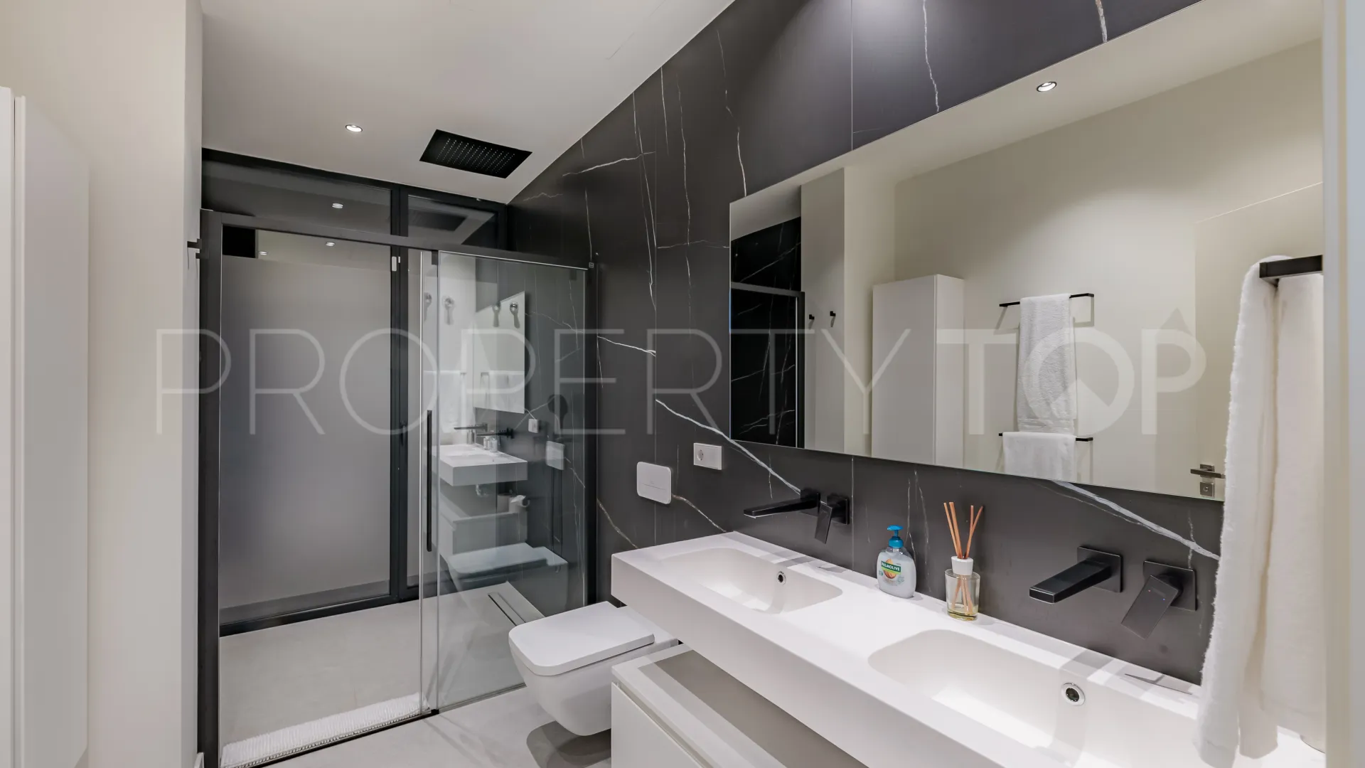 Villa en venta en Rocio de Nagüeles con 5 dormitorios