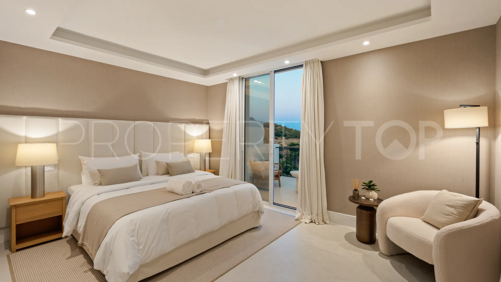 Adosado en venta en La Quinta con 4 dormitorios