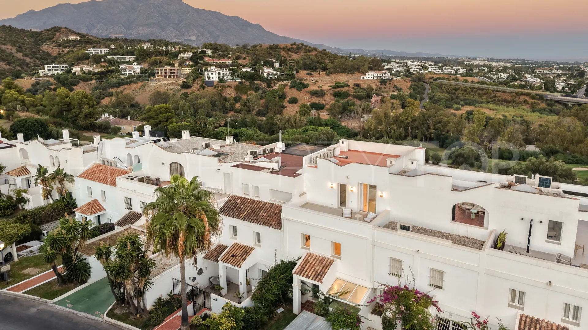 Adosado en venta en La Quinta con 4 dormitorios