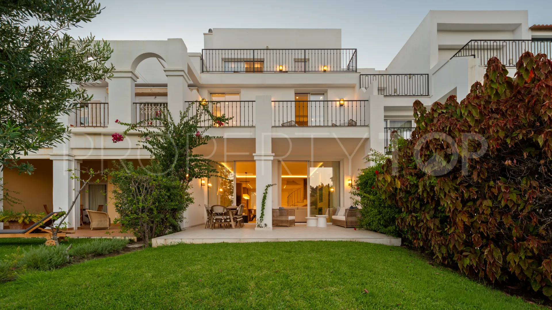 Adosado en venta en La Quinta con 4 dormitorios