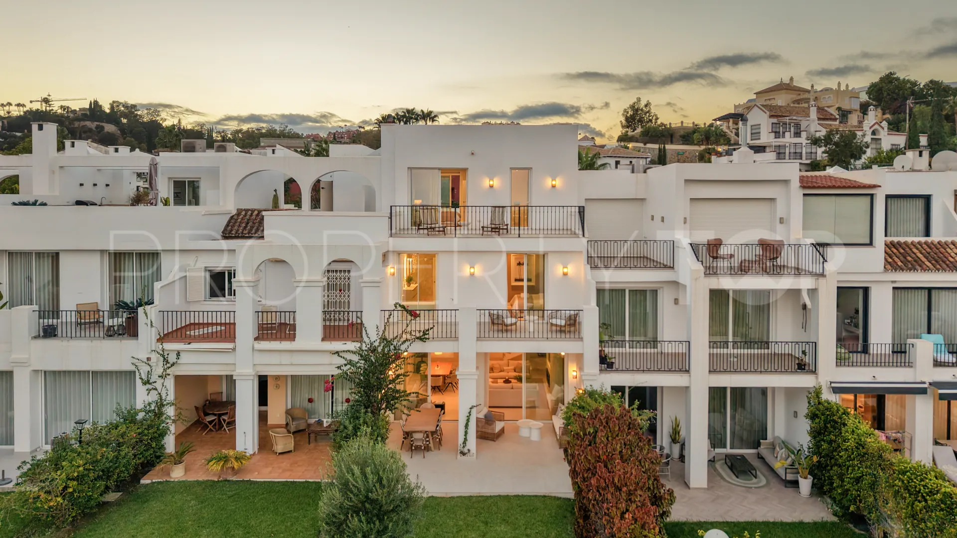 Adosado en venta en La Quinta con 4 dormitorios