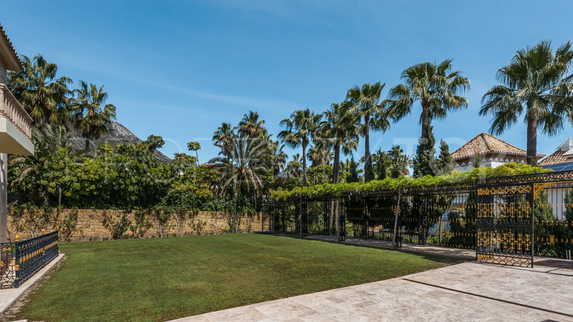 7 bedrooms villa in Sierra Blanca for sale