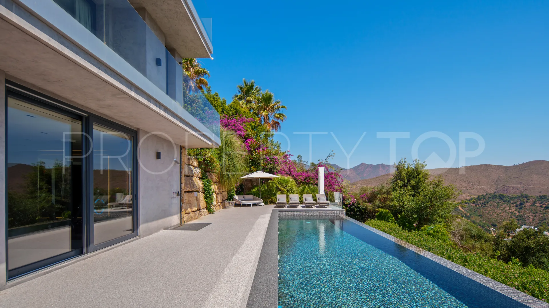 Marbella Este, villa con 6 dormitorios a la venta