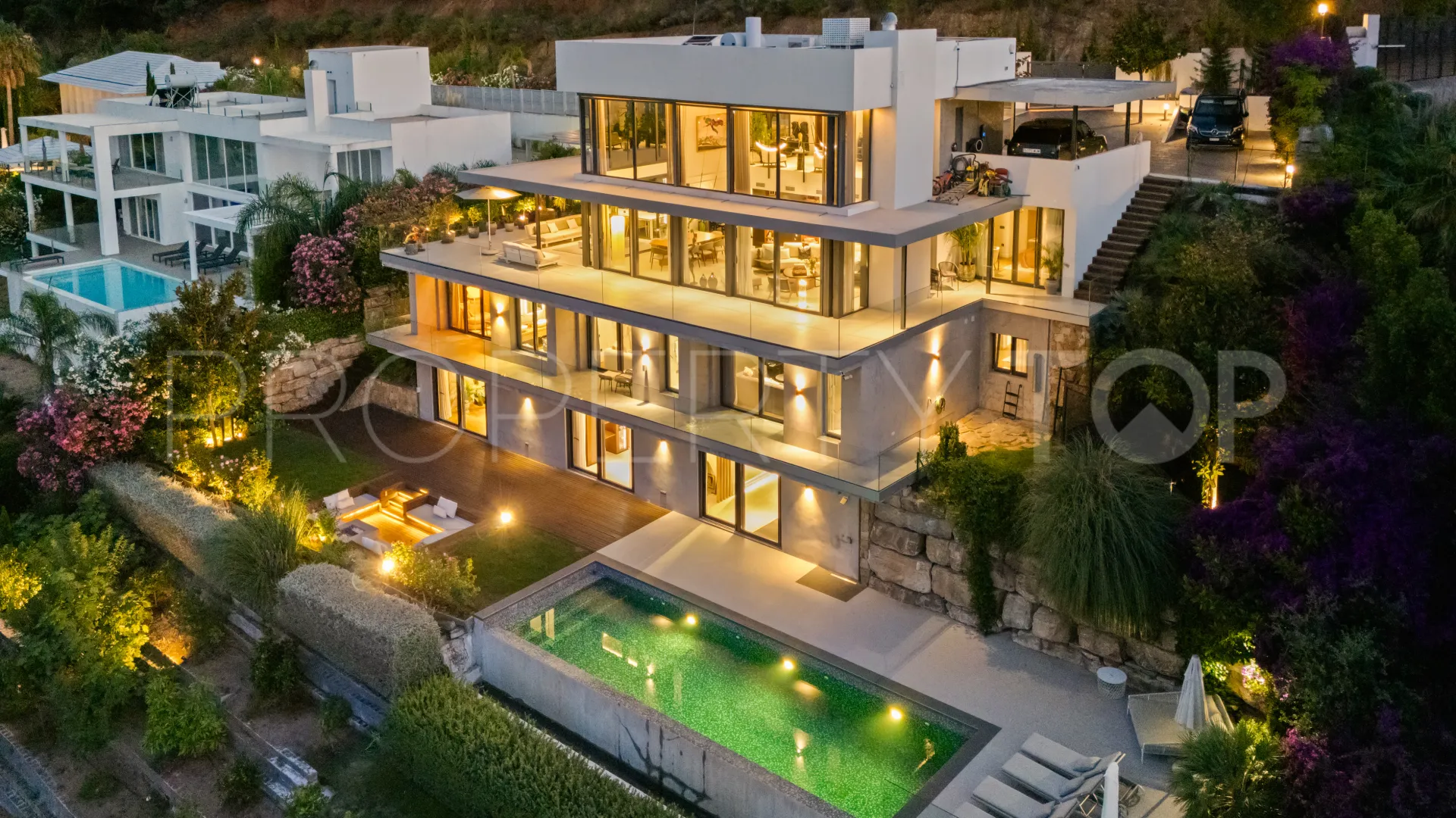 Marbella Este, villa con 6 dormitorios a la venta