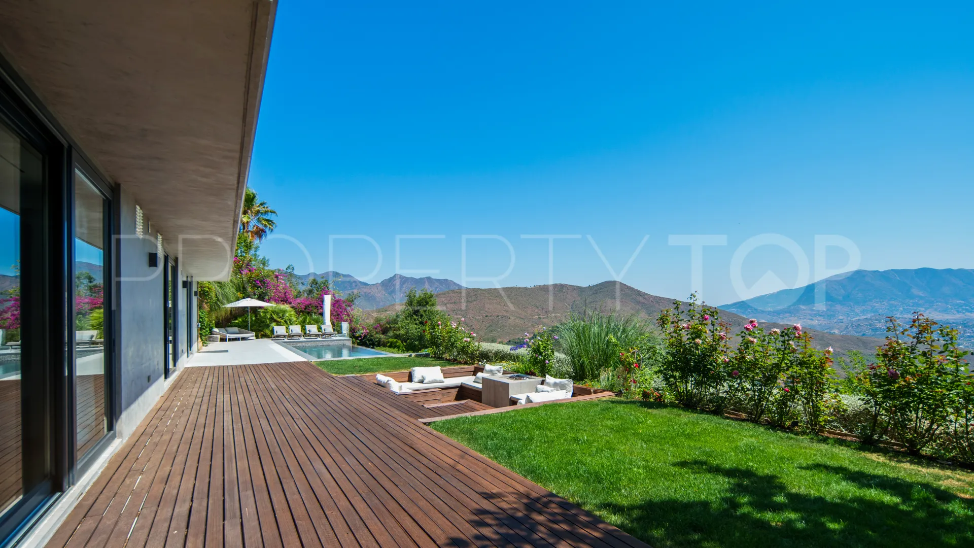 Marbella Este, villa con 6 dormitorios a la venta