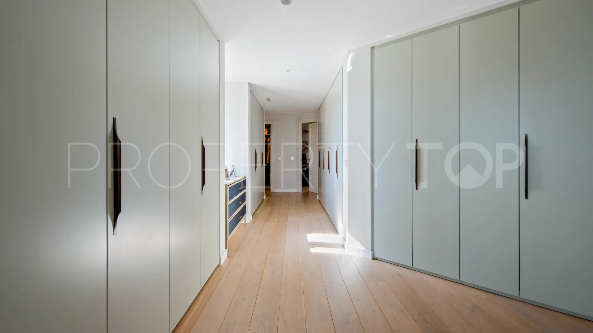 Villa for sale in Marbella Hill Club with 6 bedrooms