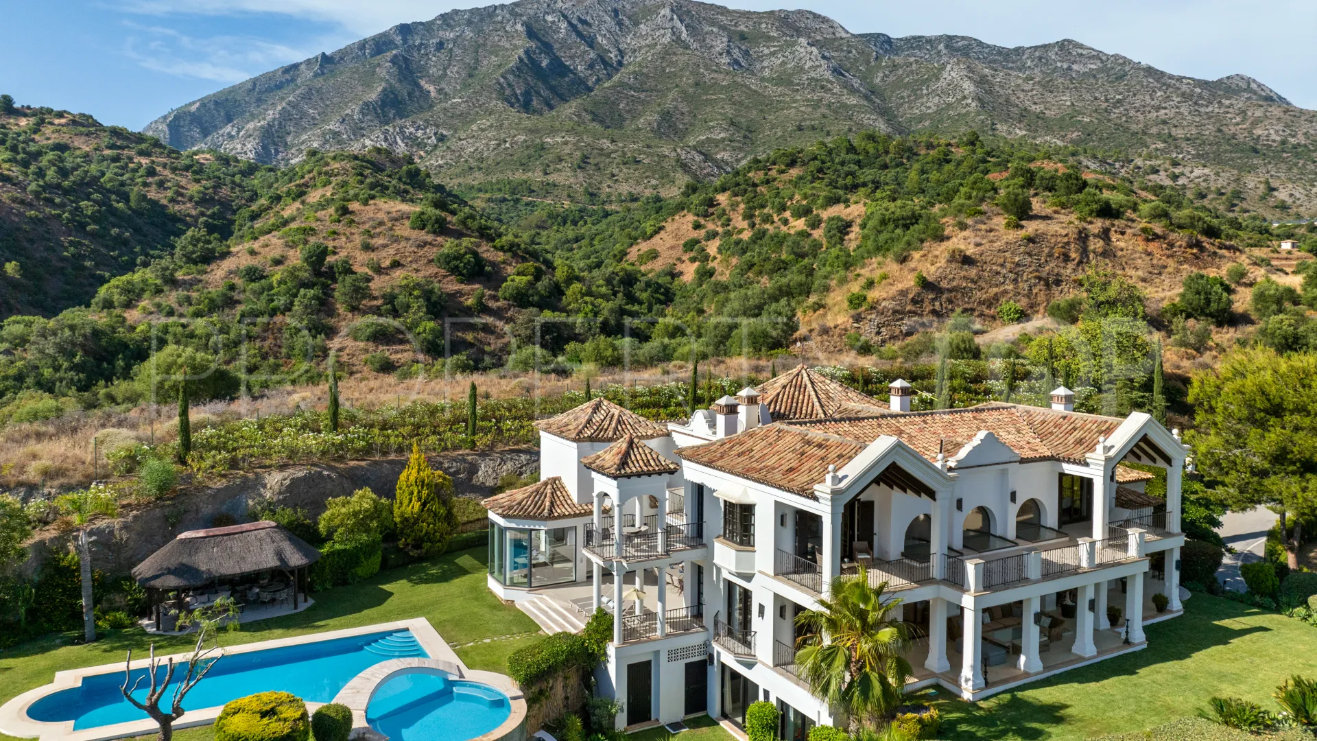 Villa for sale in Marbella Hill Club with 6 bedrooms