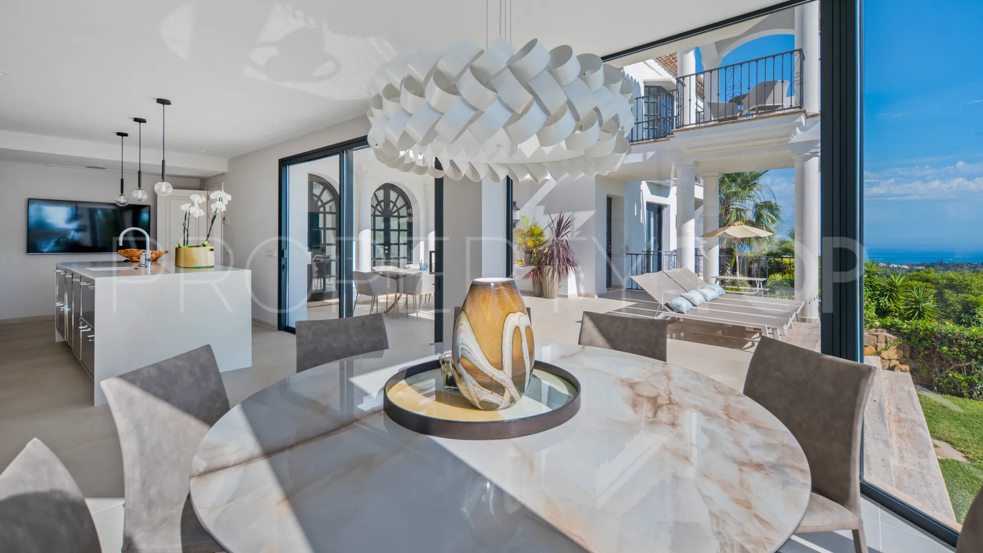 Villa for sale in Marbella Hill Club with 6 bedrooms