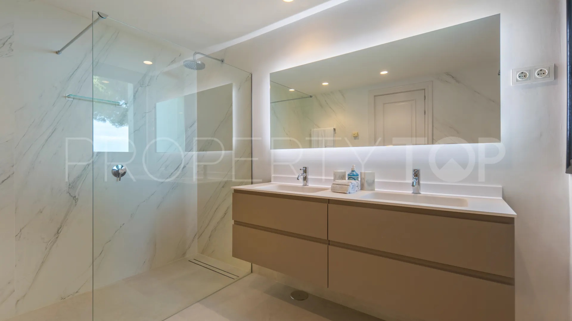 Villa for sale in Marbella Hill Club with 6 bedrooms