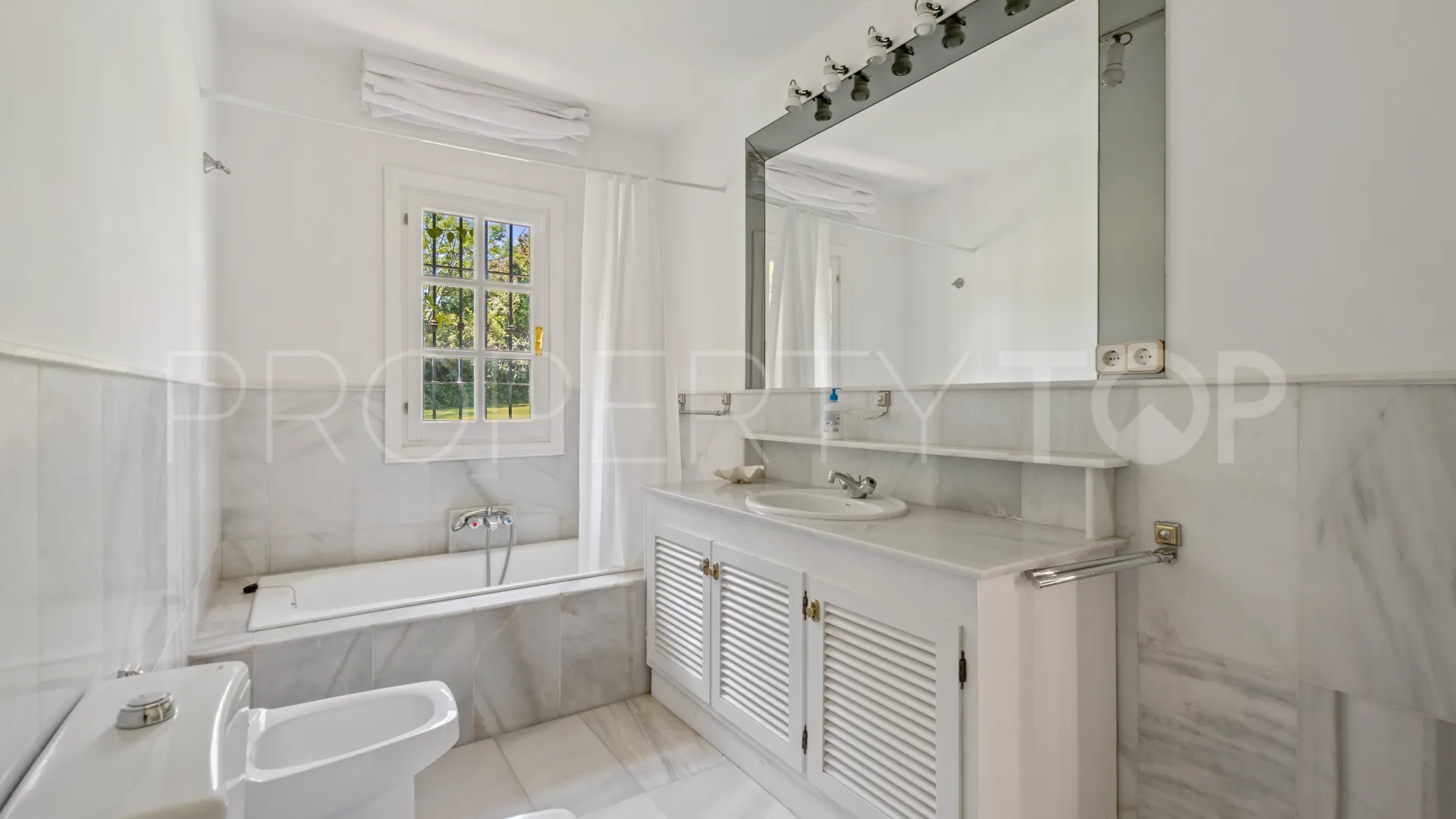 Se vende villa en Benahavis con 8 dormitorios