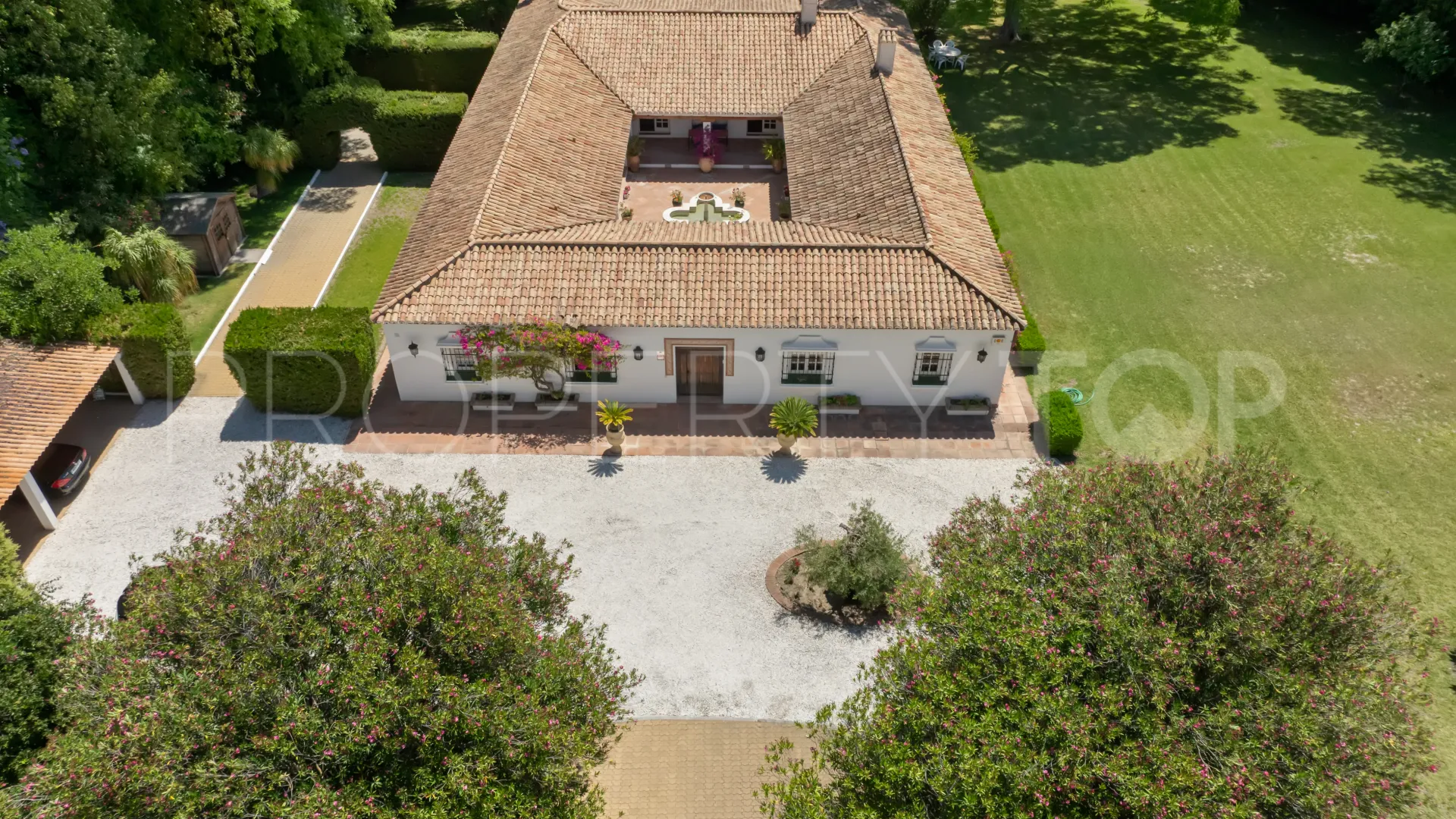 Se vende villa en Benahavis con 8 dormitorios