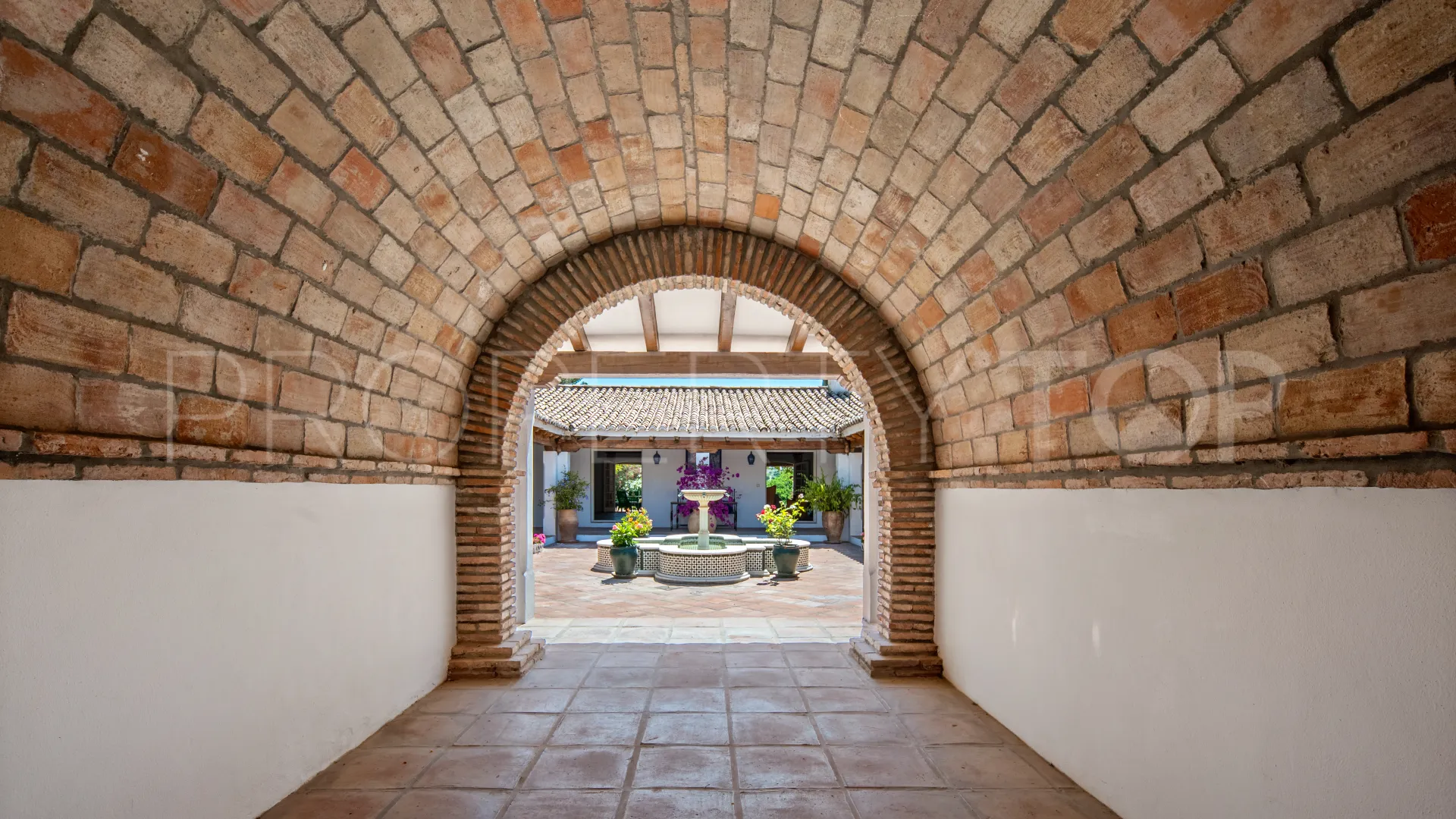 Se vende villa en Benahavis con 8 dormitorios
