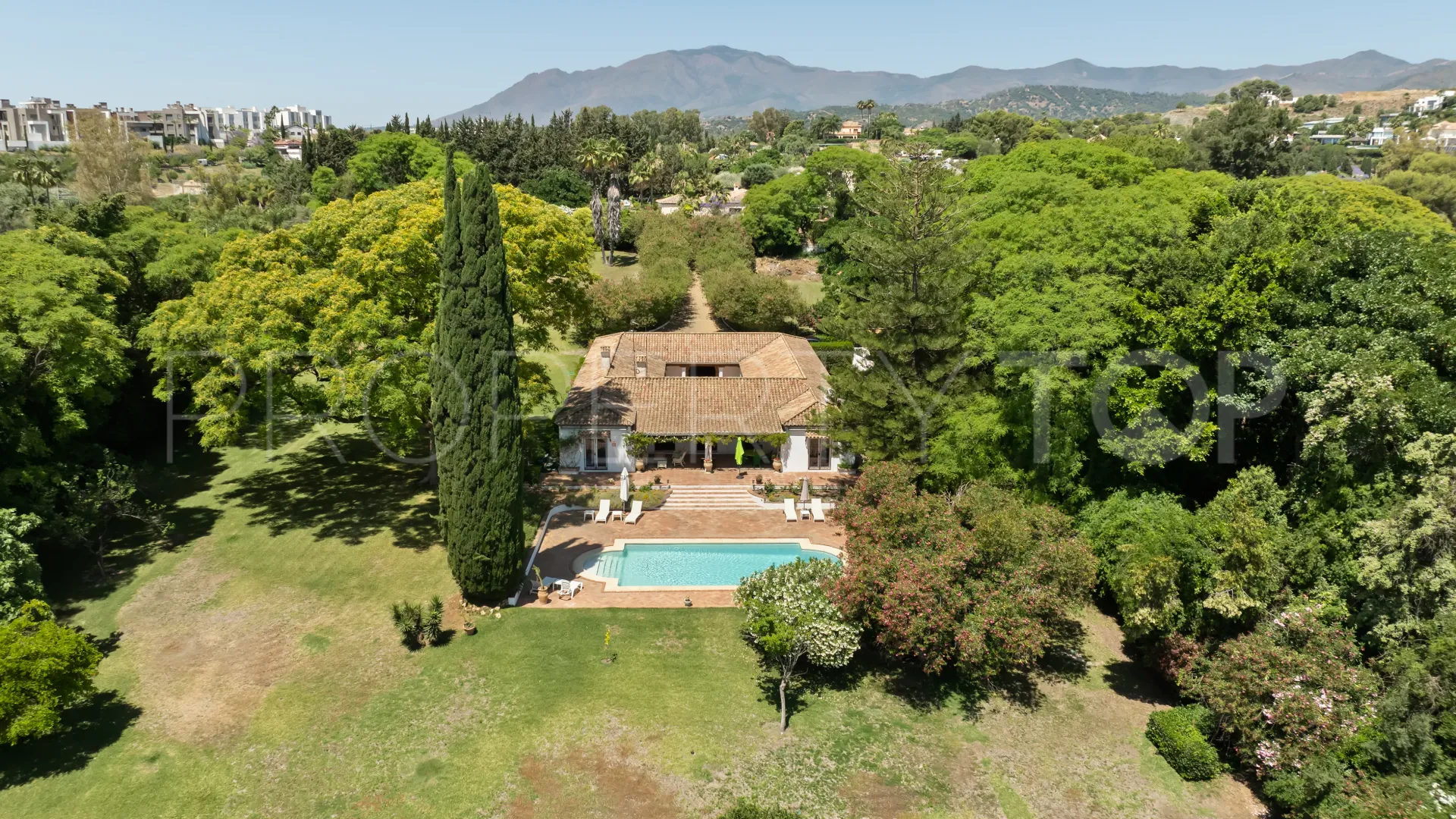 Se vende villa en Benahavis con 8 dormitorios