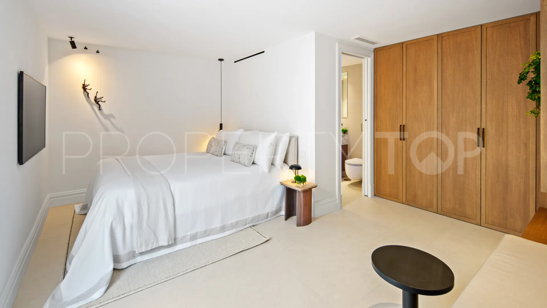 For sale villa with 4 bedrooms in Nueva Andalucia