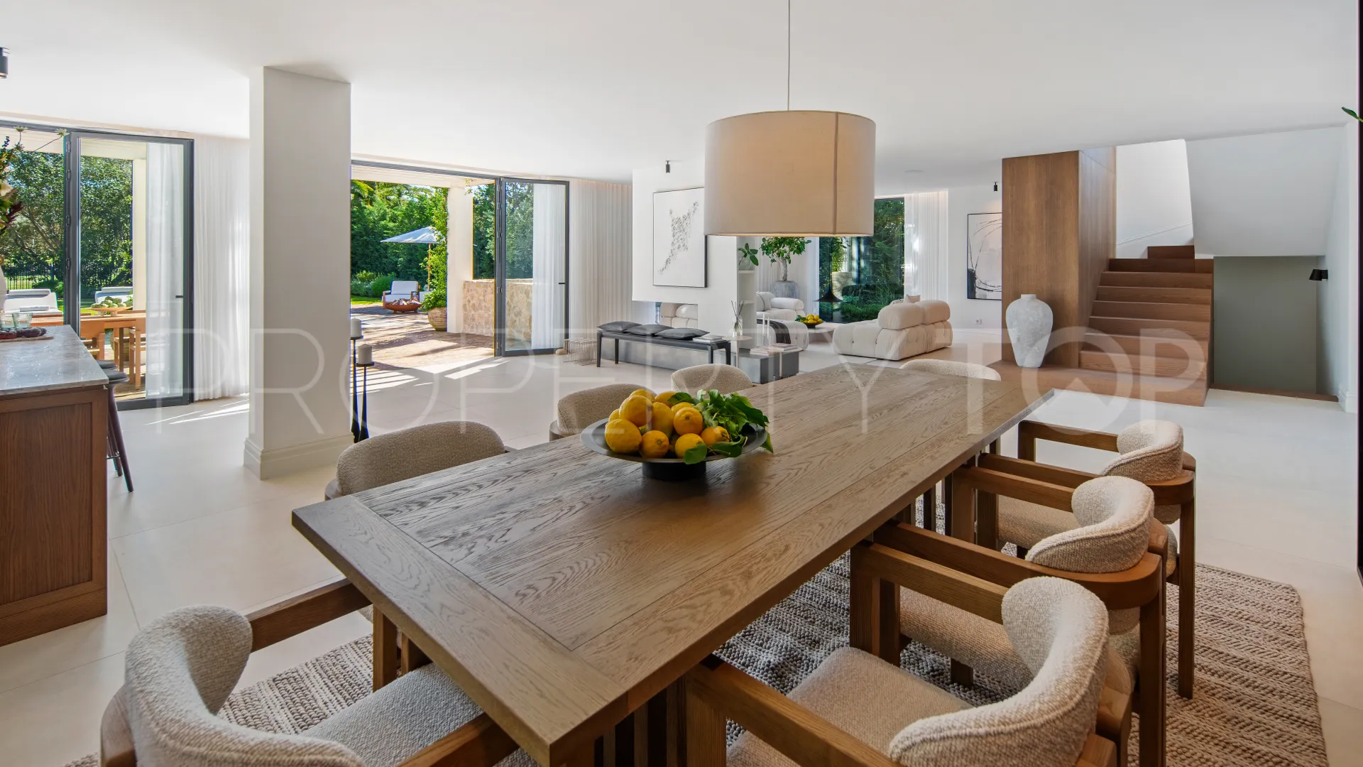 For sale villa with 4 bedrooms in Nueva Andalucia