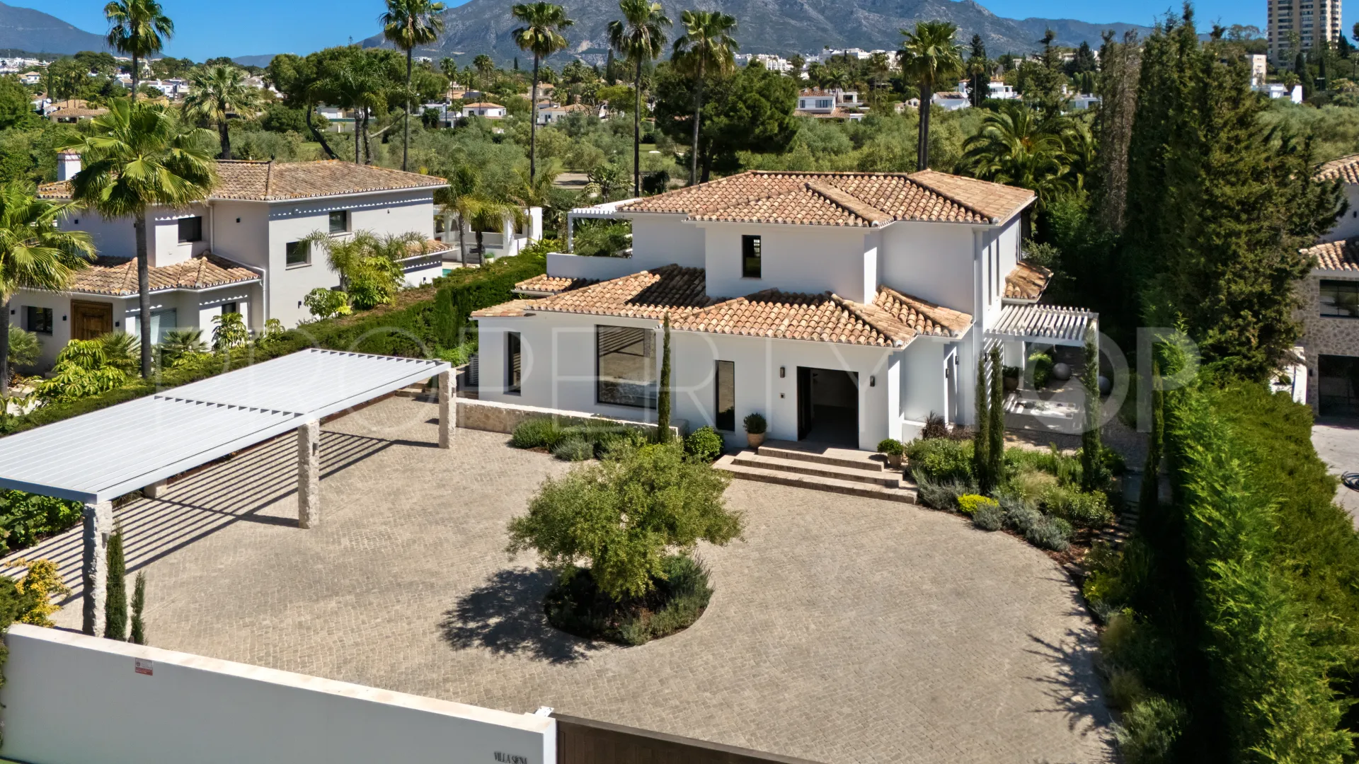 For sale villa with 4 bedrooms in Nueva Andalucia