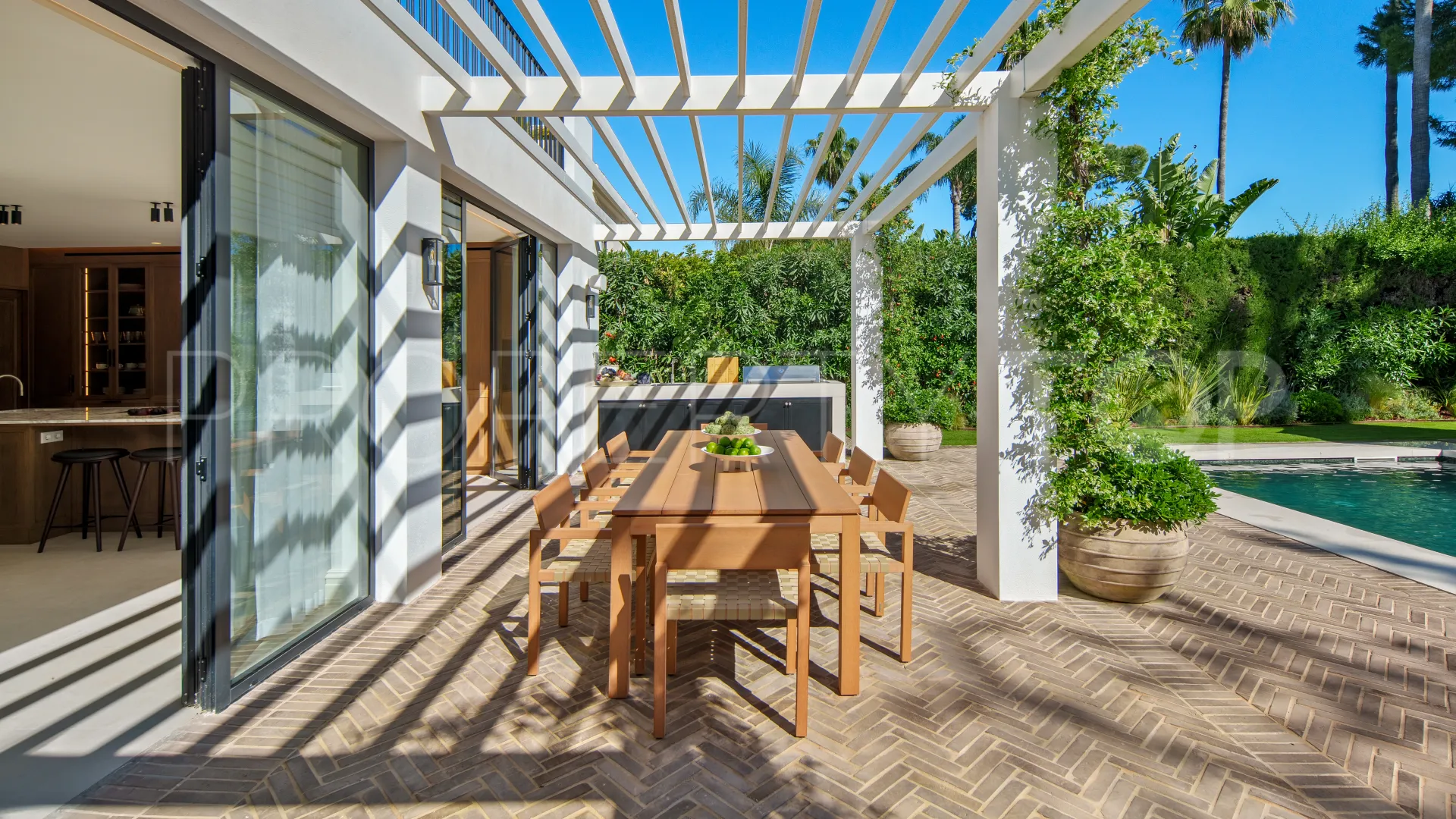 For sale villa with 4 bedrooms in Nueva Andalucia