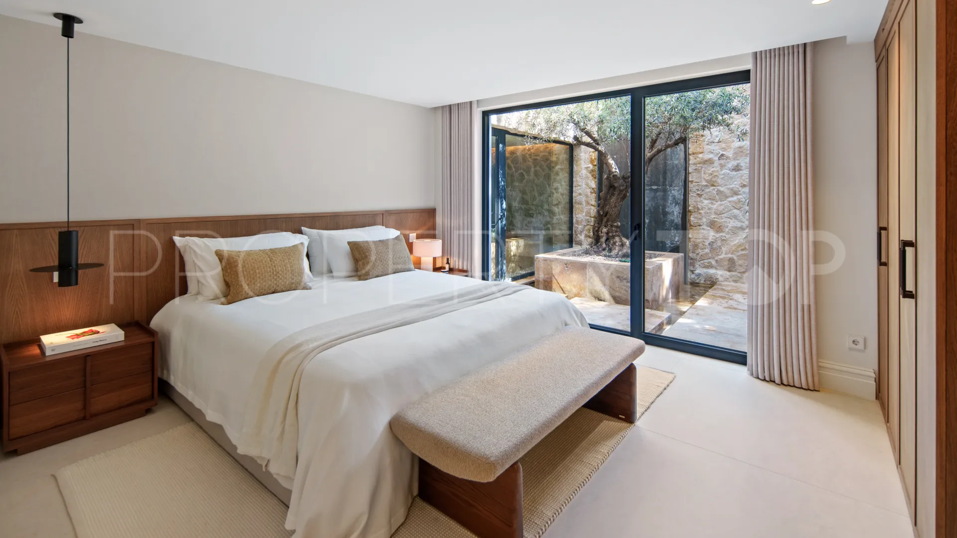 For sale villa with 4 bedrooms in Nueva Andalucia