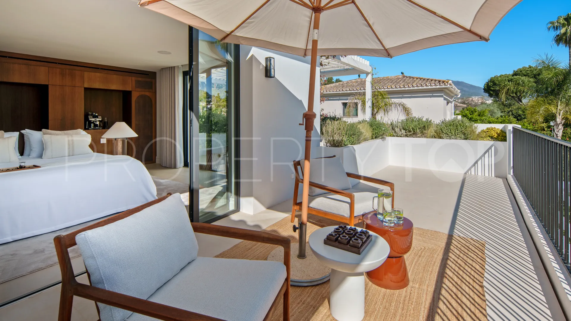 For sale villa with 4 bedrooms in Nueva Andalucia