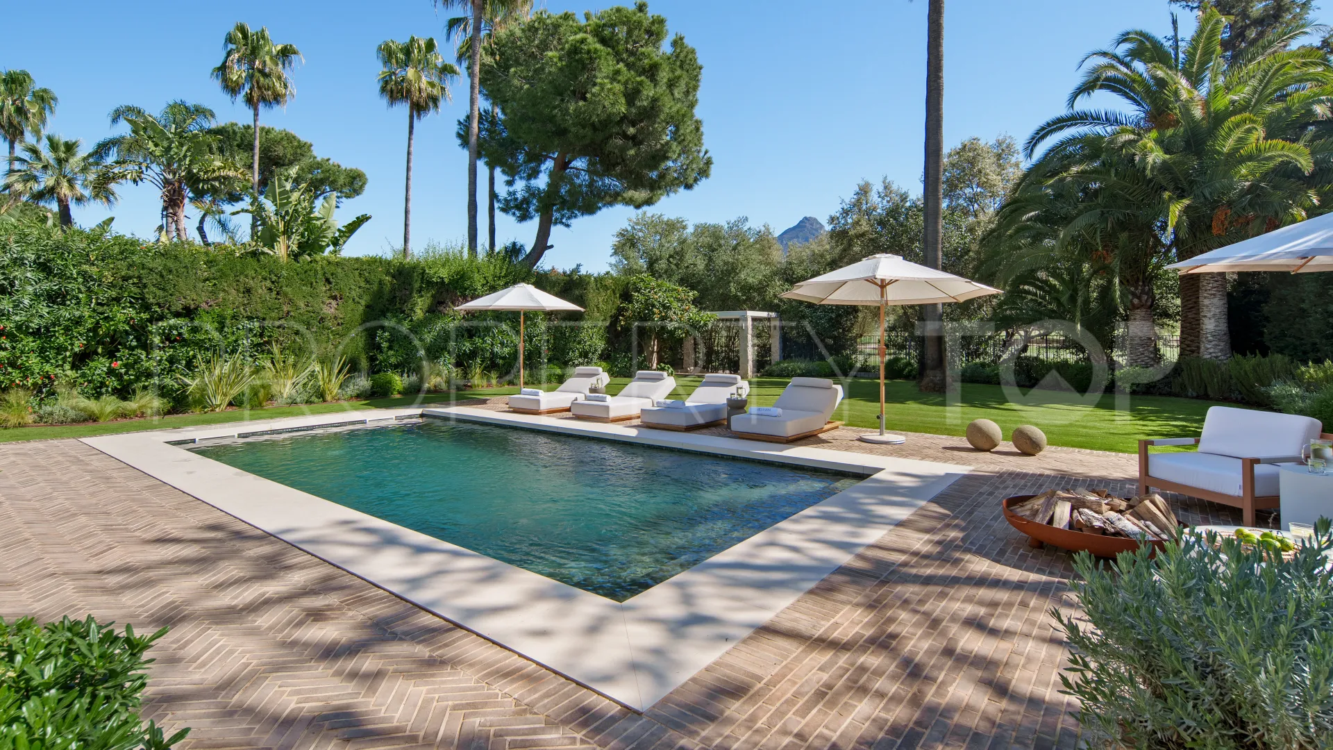 For sale villa with 4 bedrooms in Nueva Andalucia