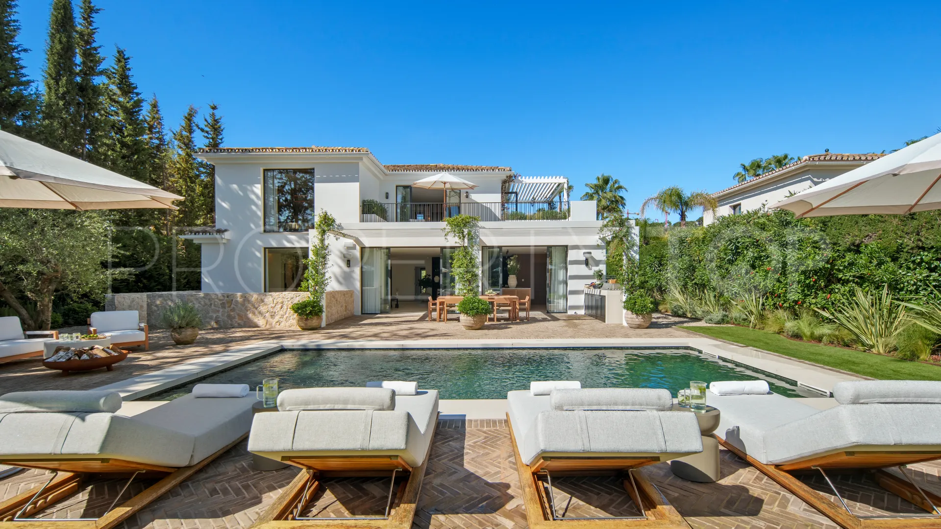 For sale villa with 4 bedrooms in Nueva Andalucia