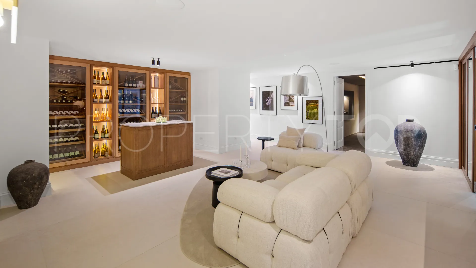 For sale villa with 4 bedrooms in Nueva Andalucia
