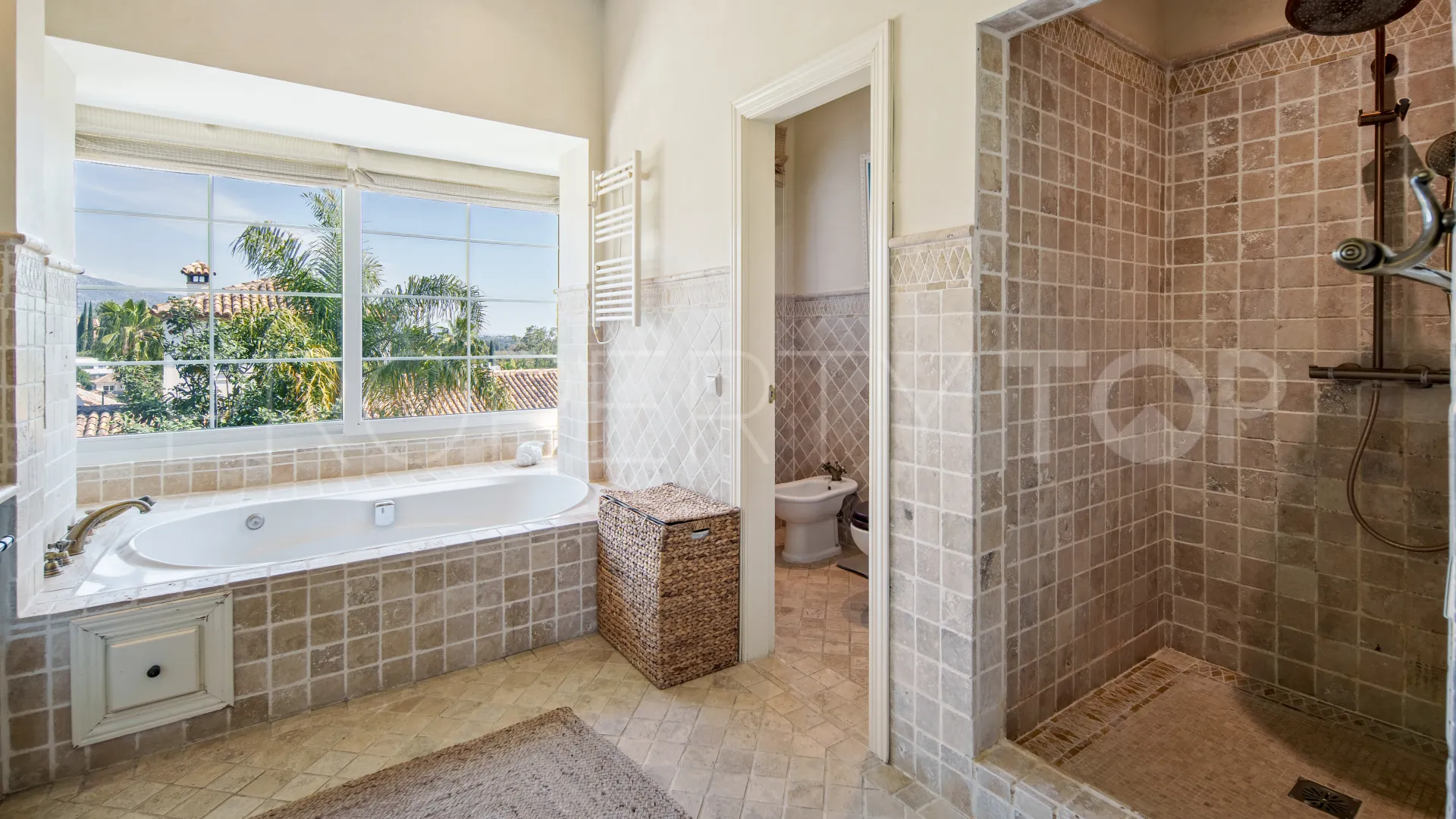 For sale villa with 5 bedrooms in Haza del Conde