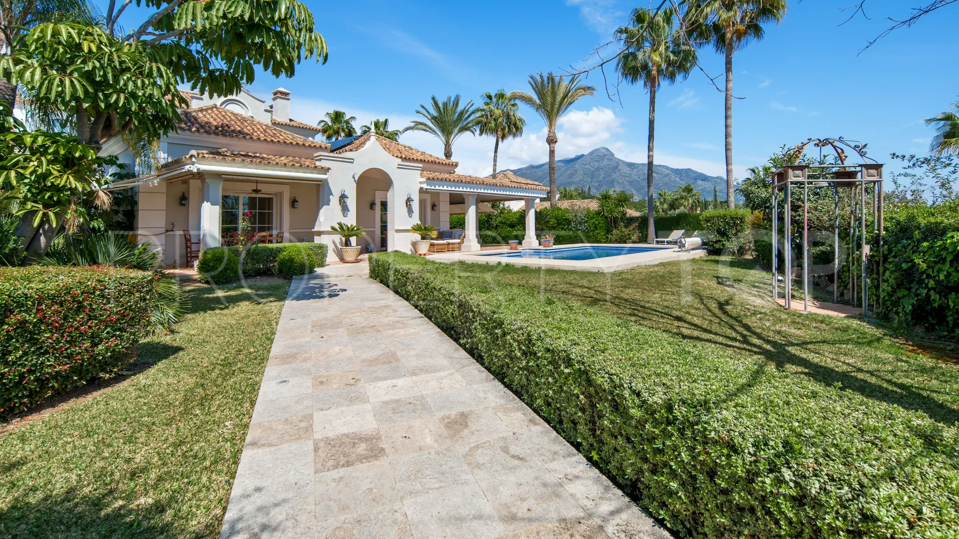 For sale villa with 5 bedrooms in Haza del Conde