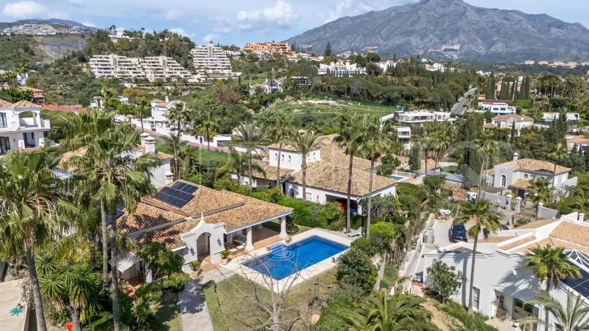 For sale villa with 5 bedrooms in Haza del Conde