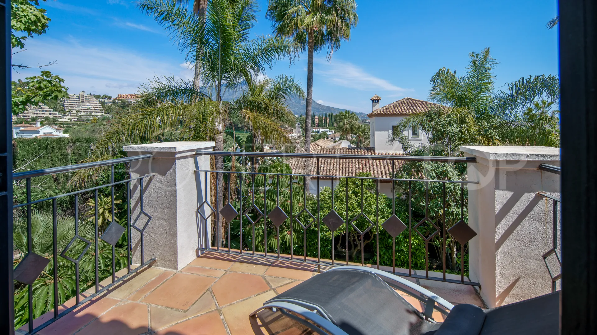 For sale villa with 5 bedrooms in Haza del Conde