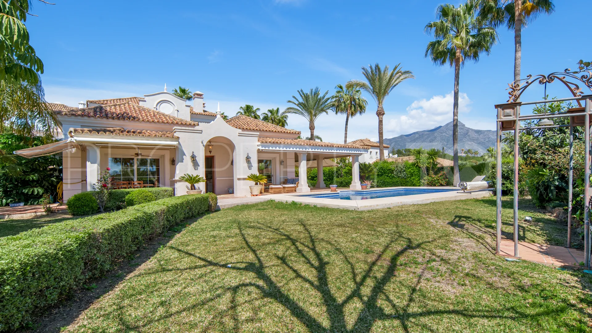 For sale villa with 5 bedrooms in Haza del Conde