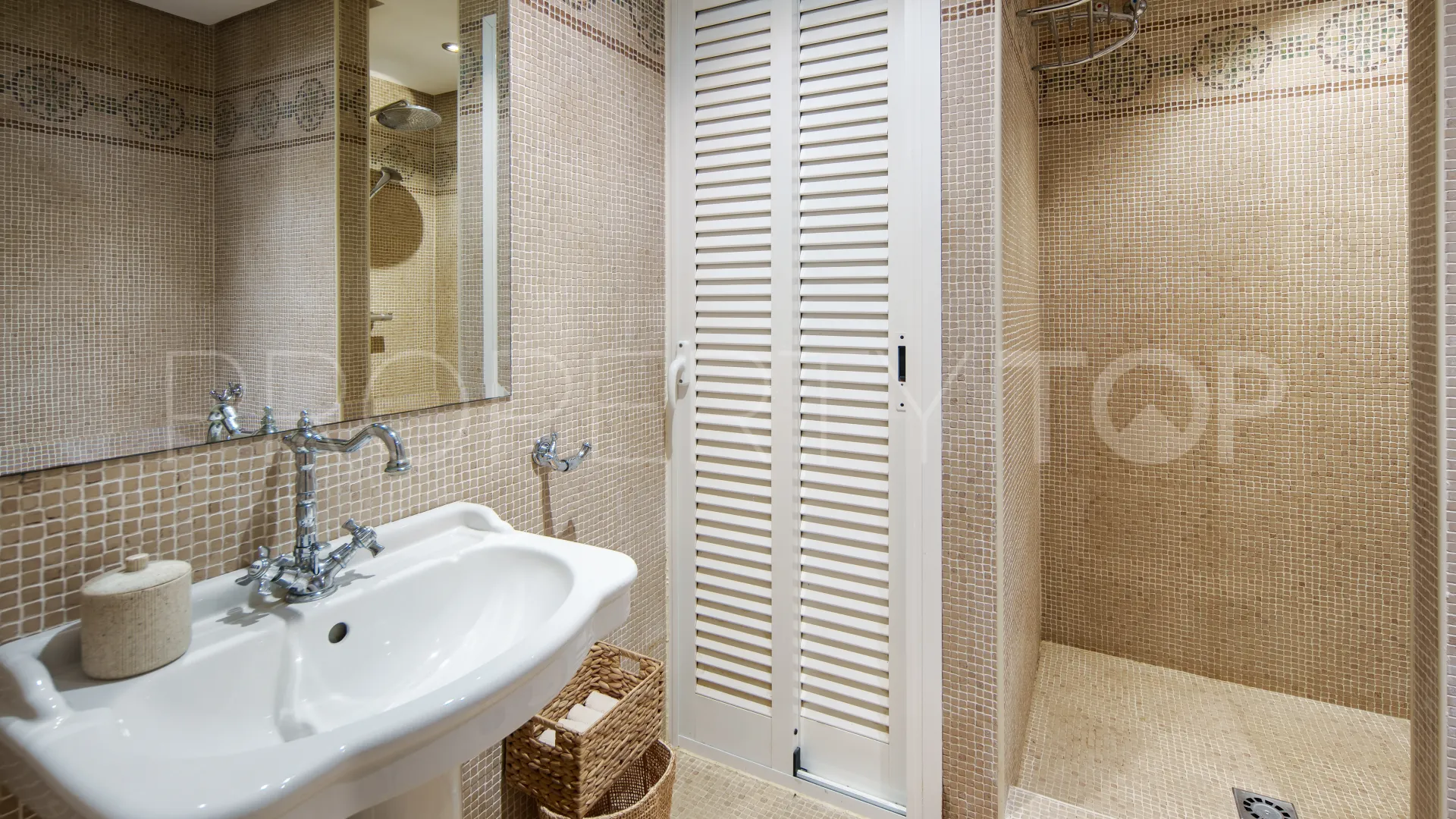 For sale villa with 5 bedrooms in Haza del Conde