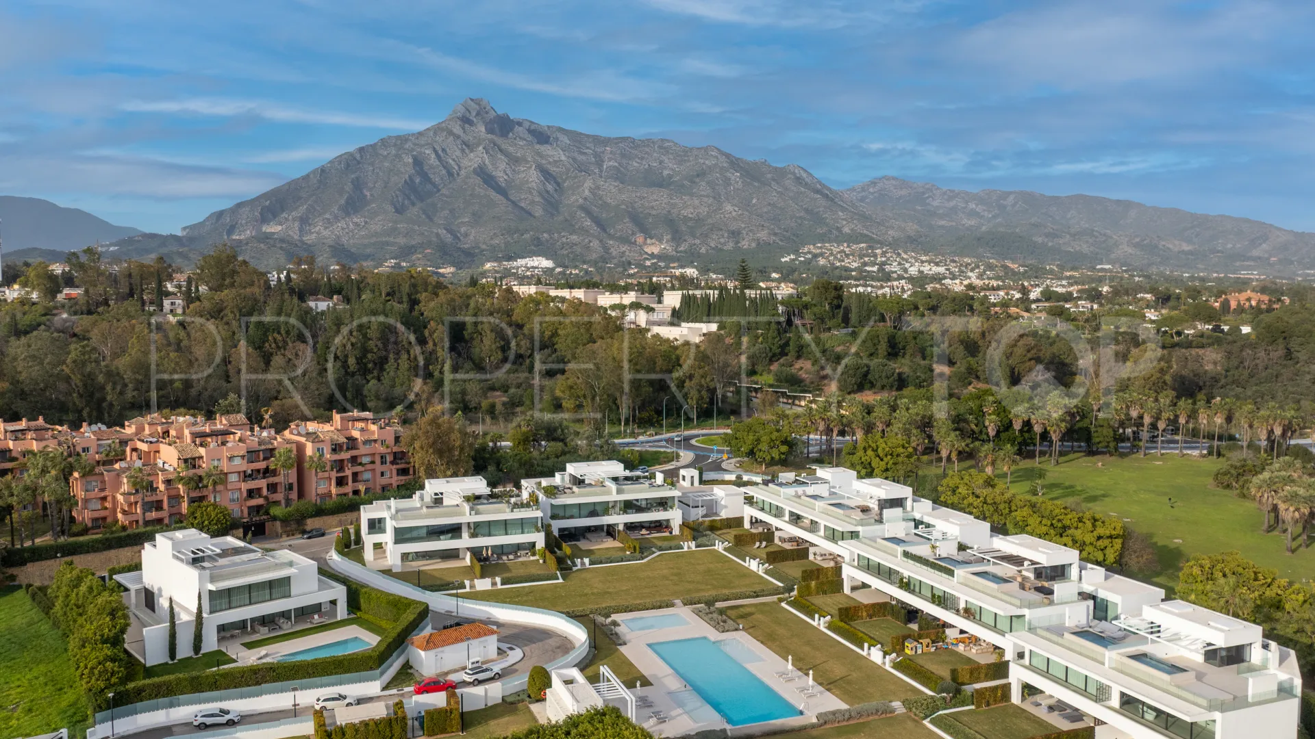 3 bedrooms semi detached villa in Marbella Golden Mile for sale