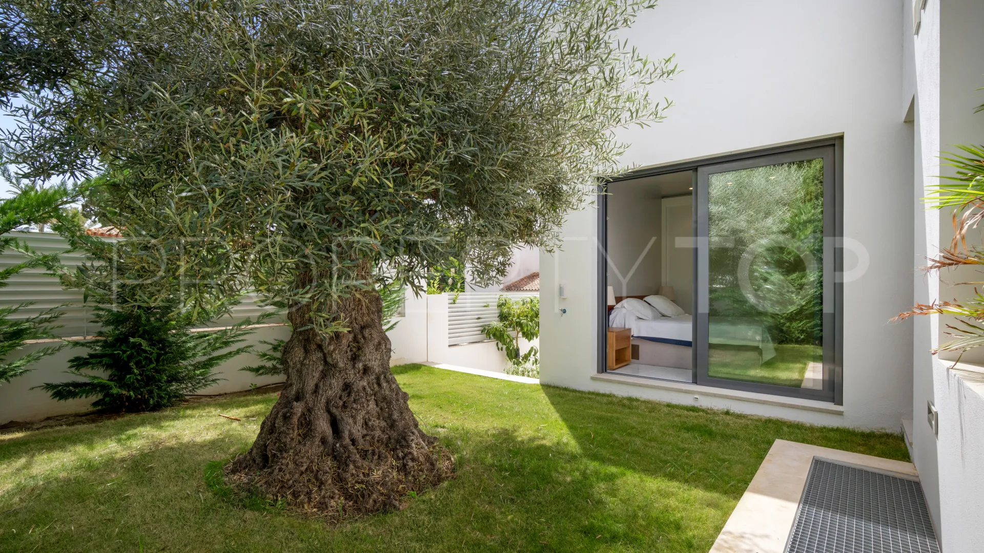 6 bedrooms Marbesa villa for sale