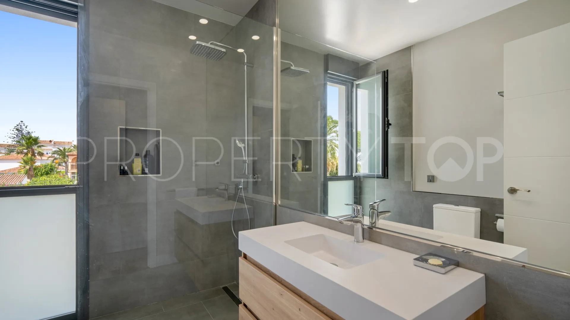 6 bedrooms Marbesa villa for sale