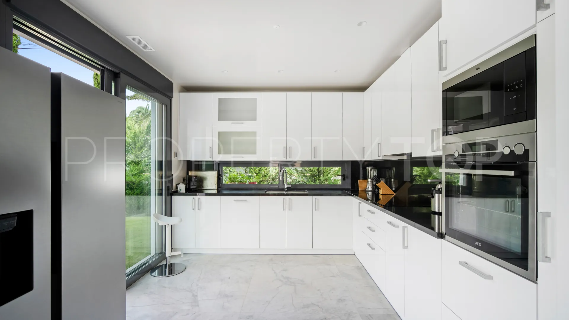6 bedrooms Marbesa villa for sale