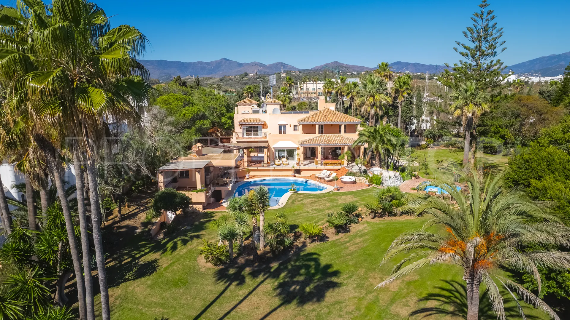 Villa en venta en Hacienda Beach con 8 dormitorios