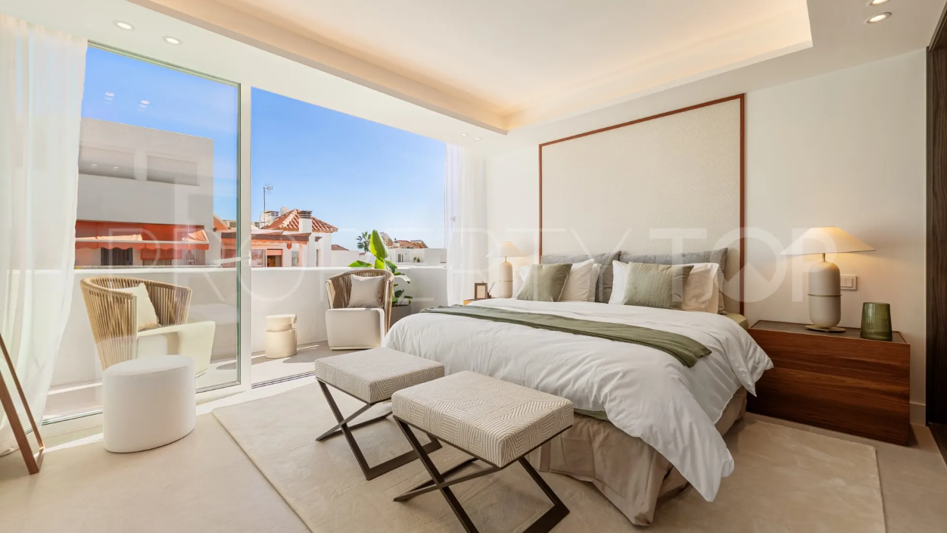 For sale town house in Marbella Golden Mile with 4 bedrooms