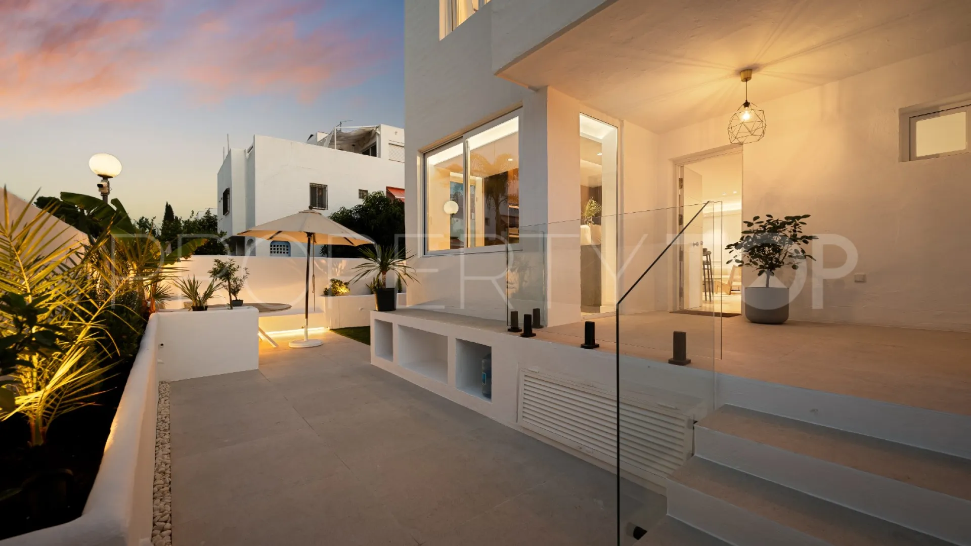 For sale town house in Marbella Golden Mile with 4 bedrooms