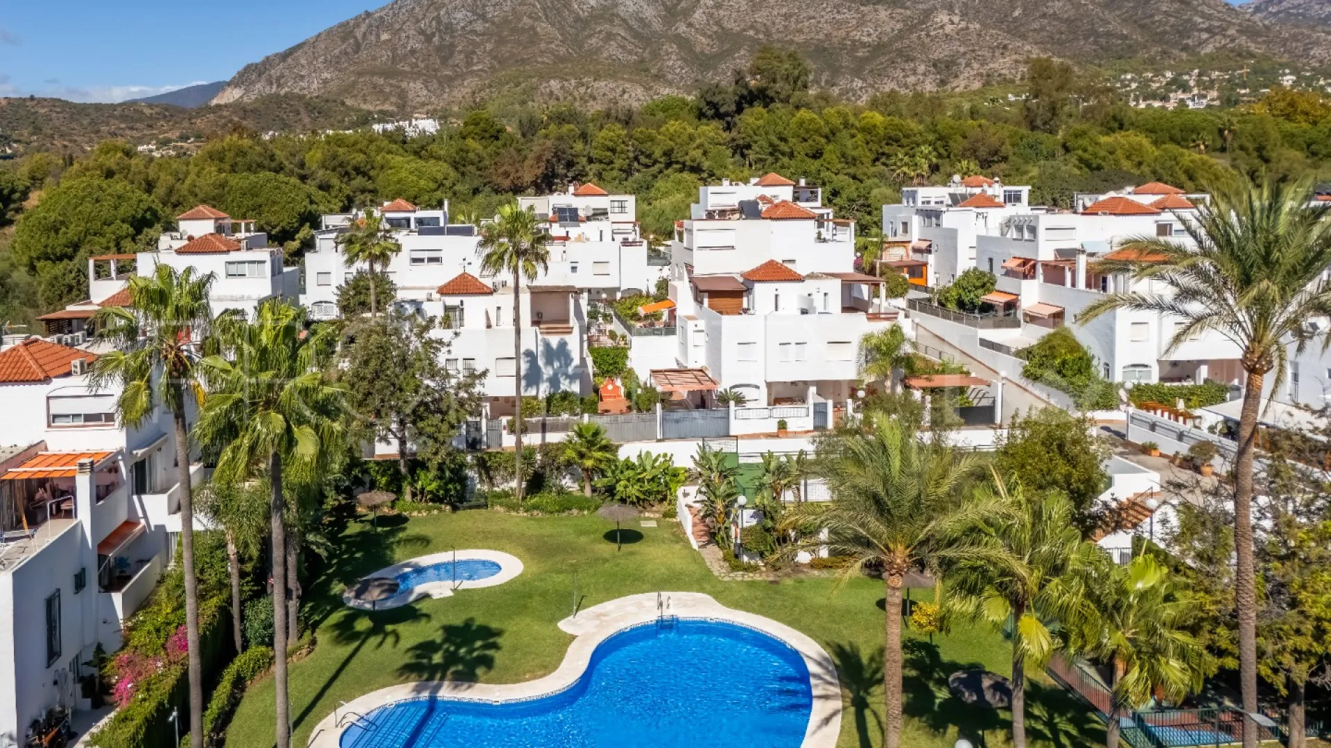 For sale town house in Marbella Golden Mile with 4 bedrooms