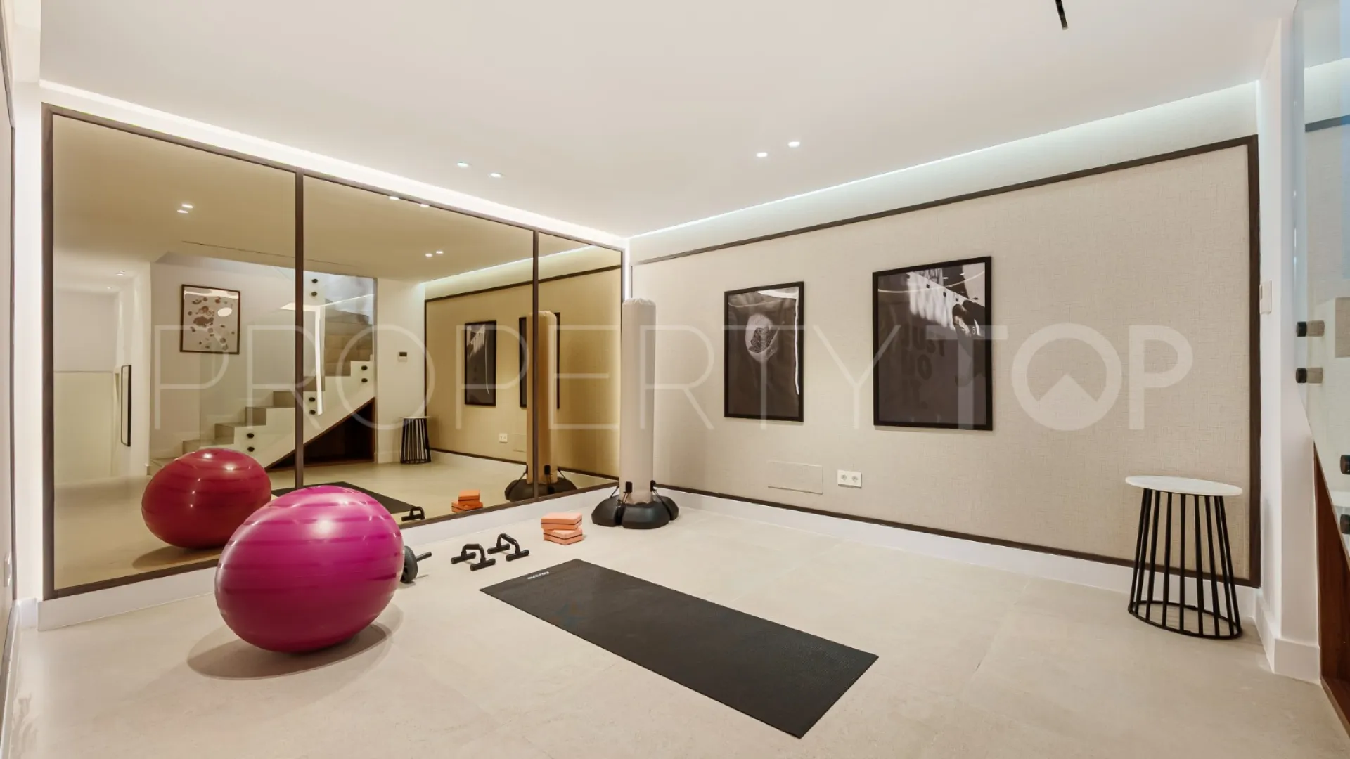 For sale town house in Marbella Golden Mile with 4 bedrooms