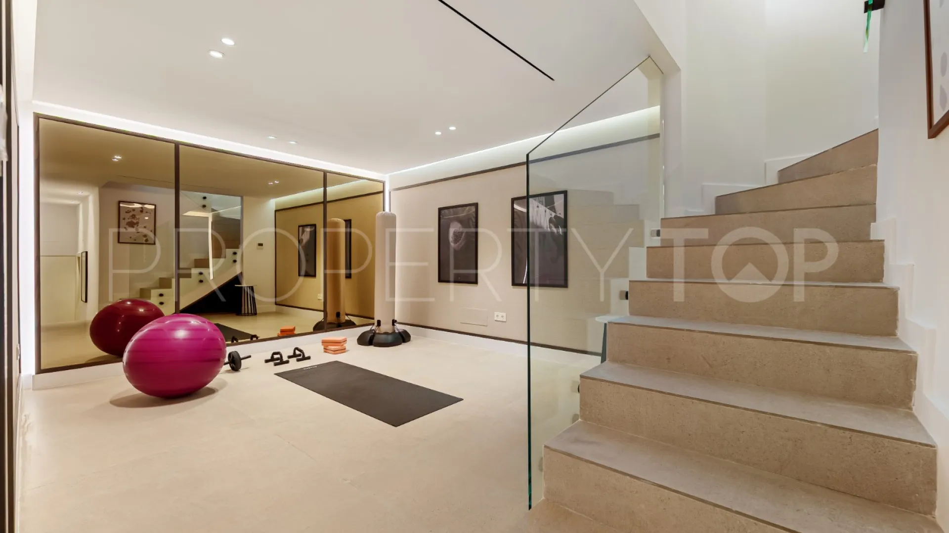 For sale town house in Marbella Golden Mile with 4 bedrooms