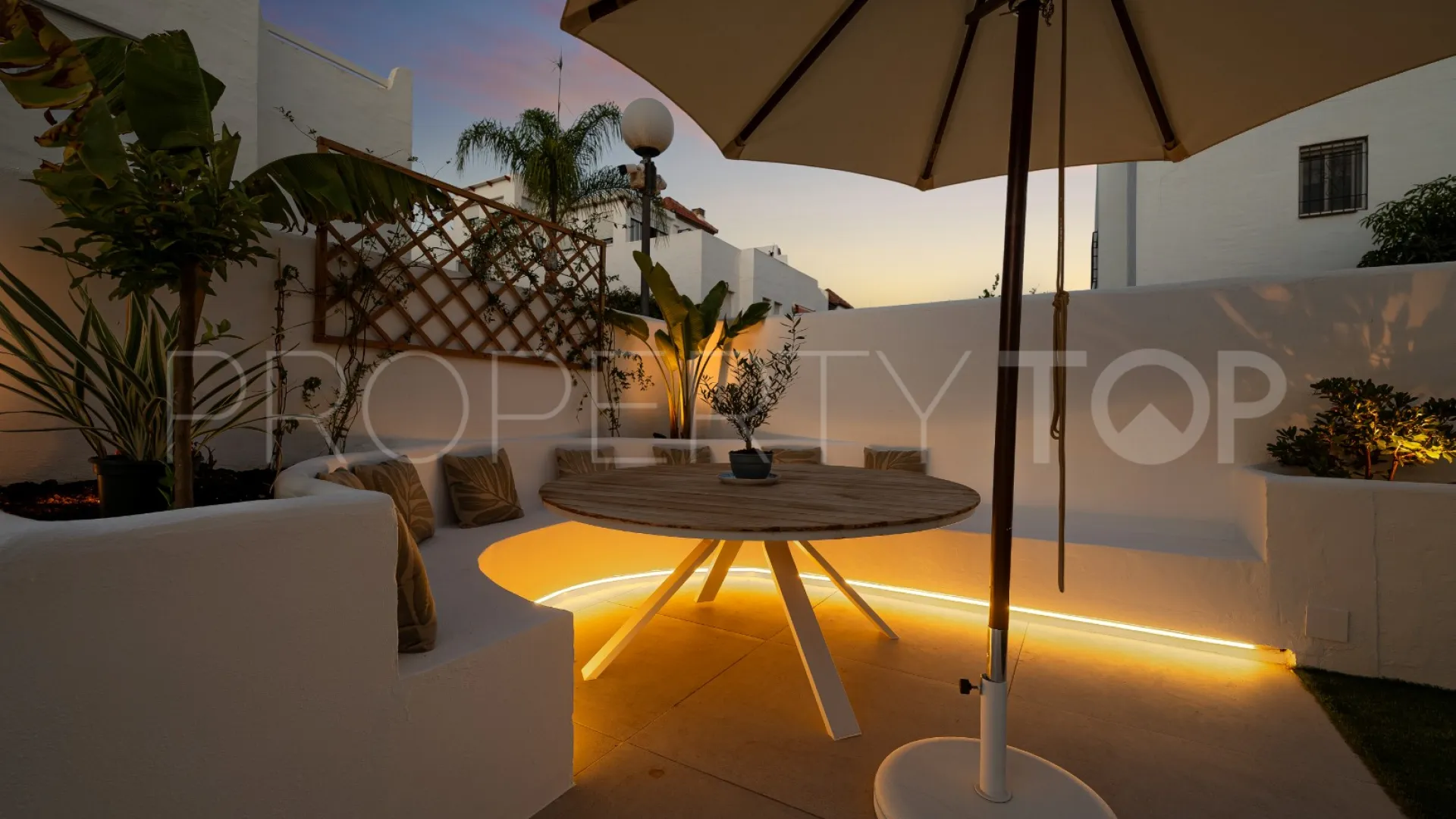 For sale town house in Marbella Golden Mile with 4 bedrooms