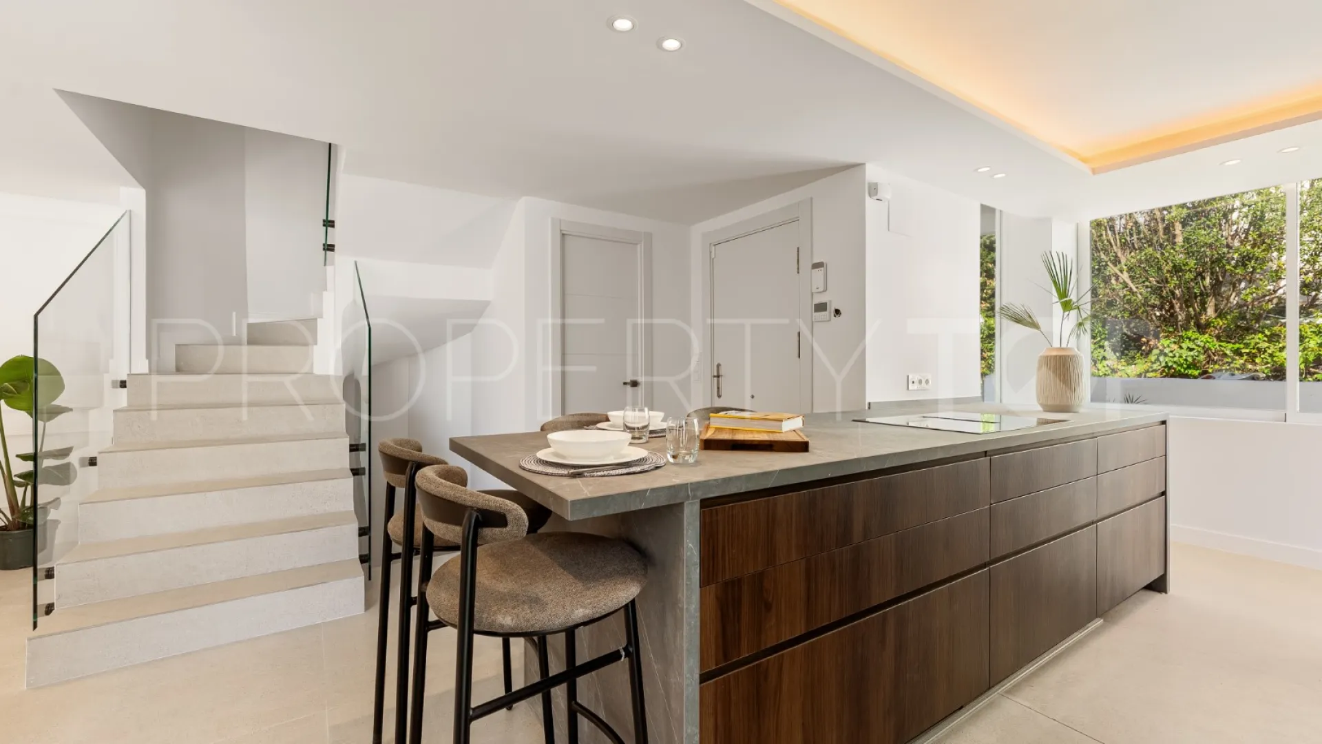 For sale town house in Marbella Golden Mile with 4 bedrooms