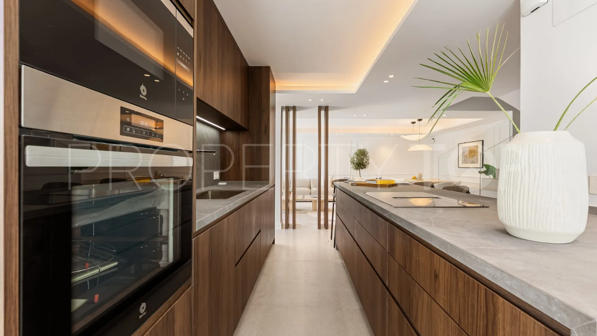 For sale town house in Marbella Golden Mile with 4 bedrooms