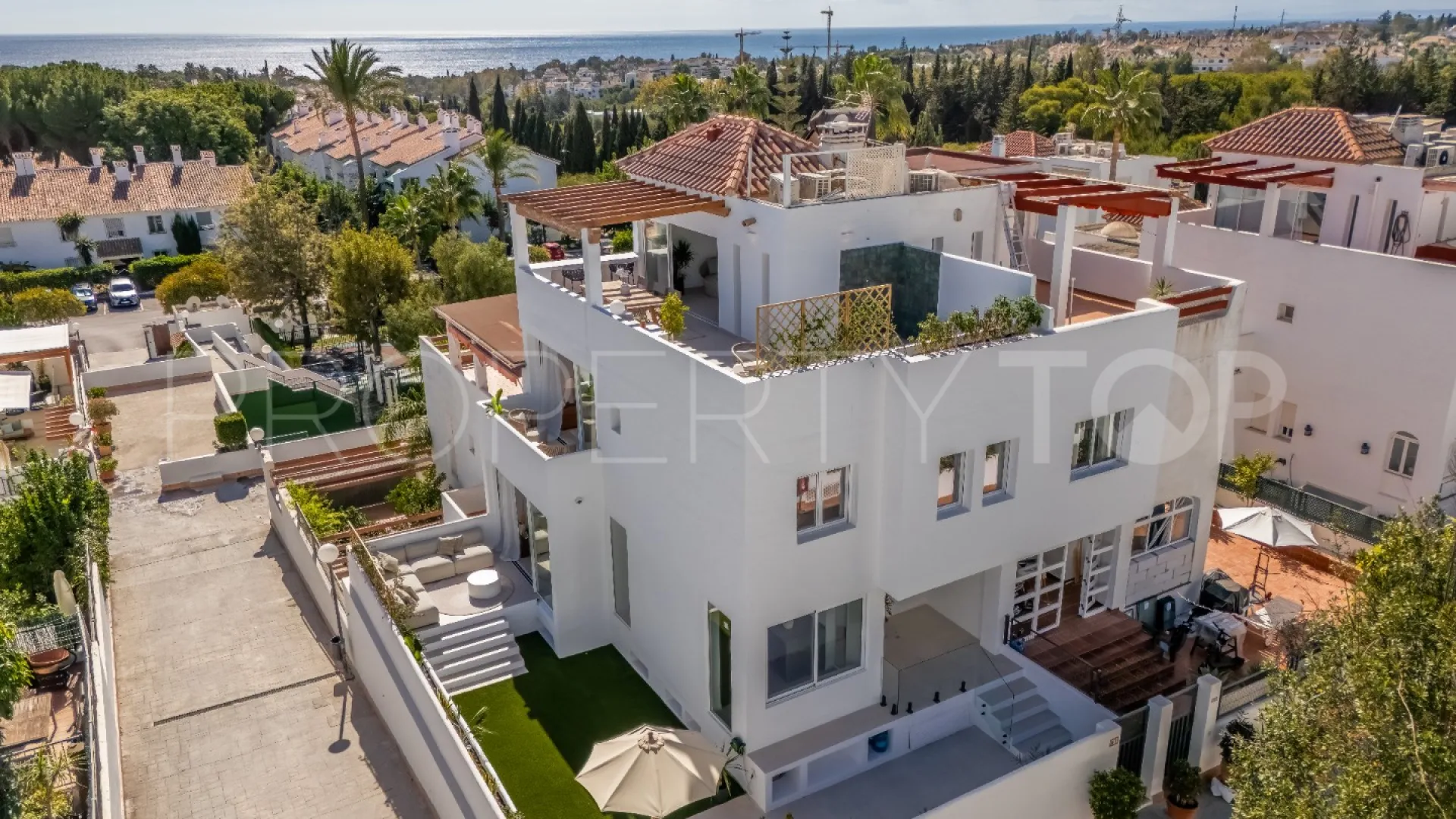 For sale town house in Marbella Golden Mile with 4 bedrooms